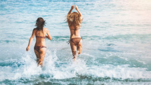 Bikini und Badeanzug